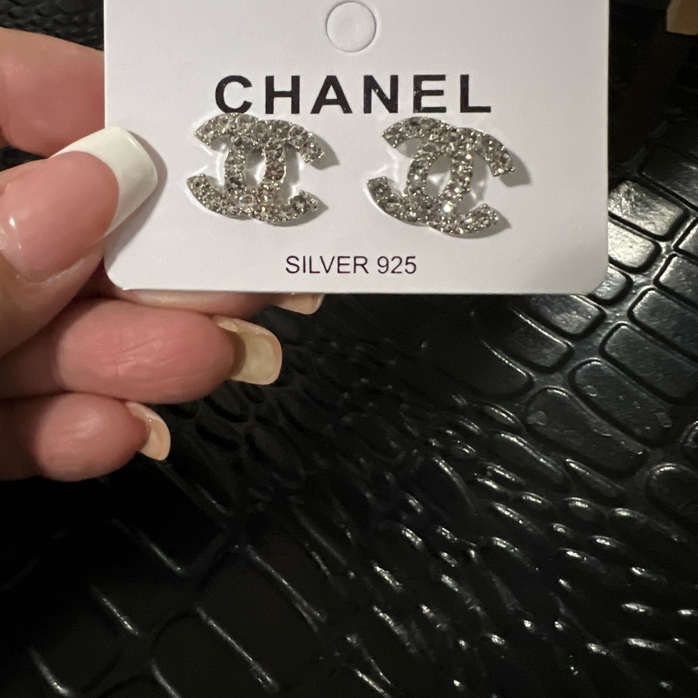 Beautiful earrings - Picture 2 of 2